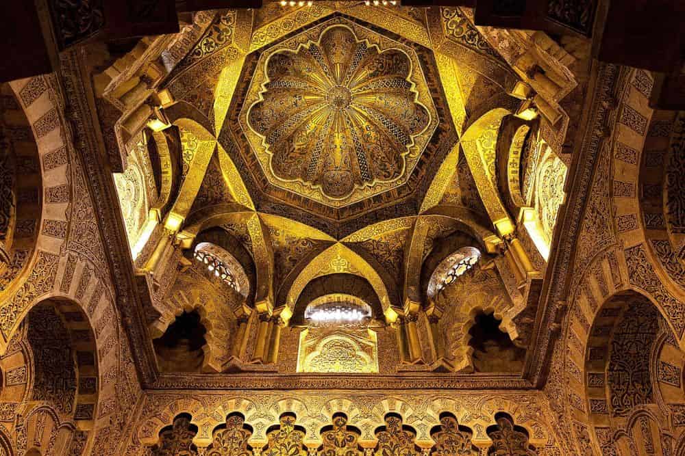 Vue intérieure de la Mosquée-Cathédrale de Cordoue lors d'une visite privée guidée.